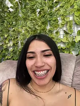 Snapshot of SaritaHot_69 chatting on 12.25.24 SaritaHot 69 online show from 12.25.24