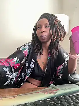 Snapshot of LeyaHoneybuns chatting on 01.08.25 LeyaHoneybuns online show from 01.08.25