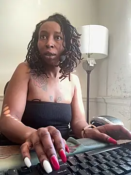 Snapshot of LeyaHoneybuns chatting on 02.18.25 LeyaHoneybuns online show from 02.18.25