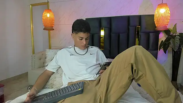 Snapshot of Levy_Steve chatting on 11.23.25 Levy Steve online show from 11.23.25