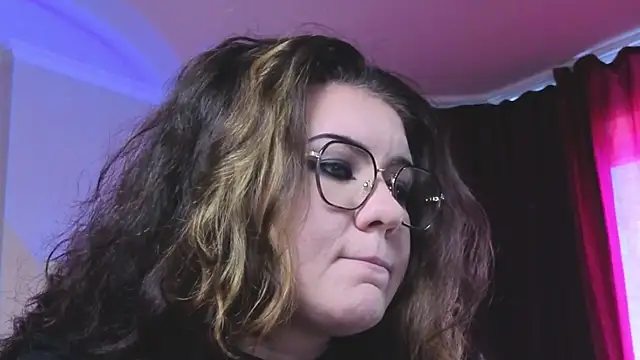 Laura Karamazov online show from 10.08.25