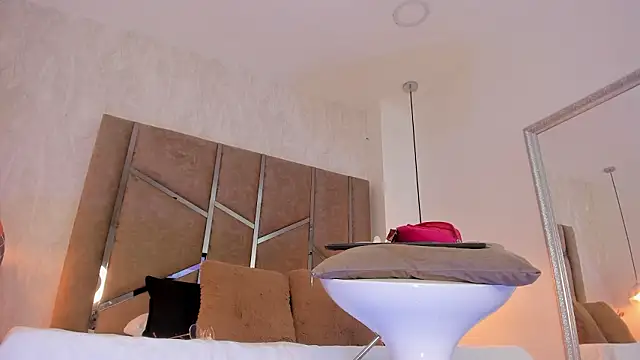 Martinaa Jones  online show from 03.04.26