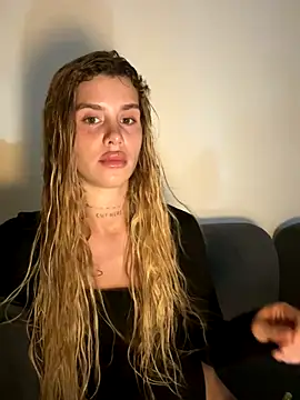 EmiliaCatalina online show from 12.15.25