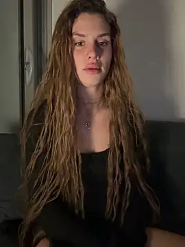 EmiliaCatalina online show from 04.15.26