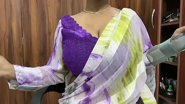 Snapshot of julie_08 chatting on 09.23.25 julie 08 online show from 09.23.25