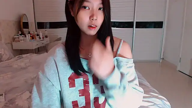 -Lucky Girl online show from 10.28.25