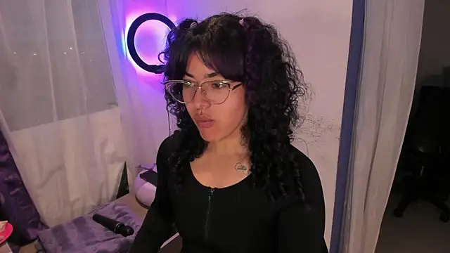 Snapshot of witchviolet chatting on 01.06.25 witchviolet online show from 01.06.25