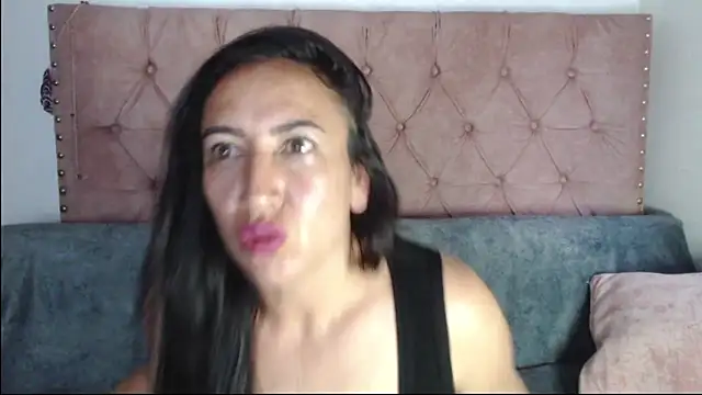 Snapshot of missbella1 chatting on 10.16.25 missbella1 online show from 10.16.25