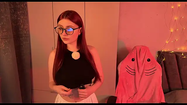 Snapshot of RozieRose chatting on 11.28.25 RozieRose online show from 11.28.25