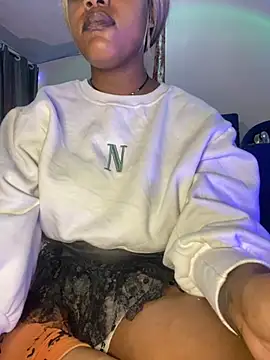 Snapshot of Cherrytowild chatting on 10.08.25 Cherrytowild online show from 10.08.25