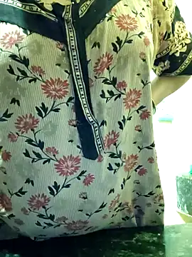 Snapshot of Aaradhya chatting on 12.04.24 Aaradhya online show from 12.04.24