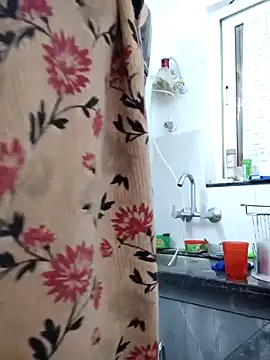 Snapshot of Aaradhya chatting on 12.15.24 Aaradhya online show from 12.15.24