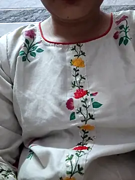 Snapshot of Aaradhya chatting on 02.13.25 Aaradhya online show from 02.13.25