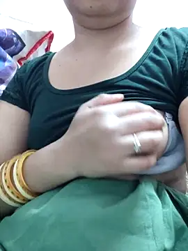 Snapshot of Aaradhya chatting on 02.15.25 Aaradhya online show from 02.15.25