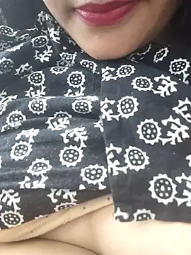 Snapshot of Aaradhya chatting on 02.16.25 Aaradhya online show from 02.16.25