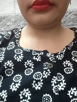 Snapshot of Aaradhya chatting on 02.25.25 Aaradhya online show from 02.25.25