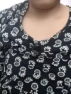 Snapshot of Aaradhya chatting on 03.03.25 Aaradhya online show from 03.03.25