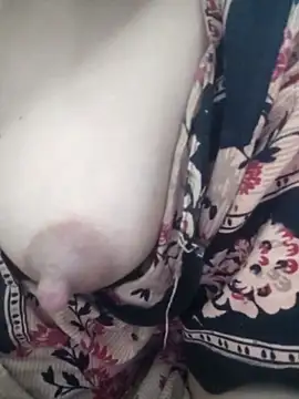 Snapshot of Aaradhya chatting on 03.11.25 Aaradhya online show from 03.11.25