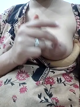 Snapshot of Aaradhya chatting on 03.17.25 Aaradhya online show from 03.17.25