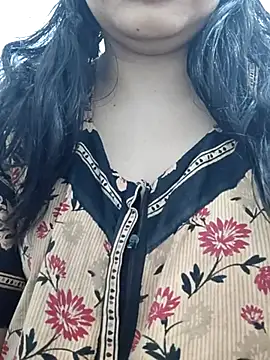 Snapshot of Aaradhya chatting on 03.18.25 Aaradhya online show from 03.18.25