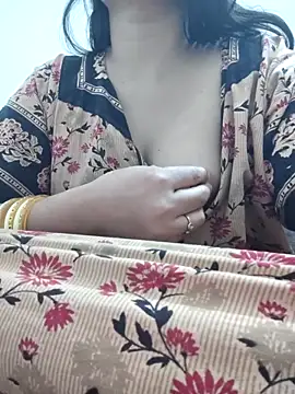 Snapshot of Aaradhya chatting on 03.20.25 Aaradhya online show from 03.20.25