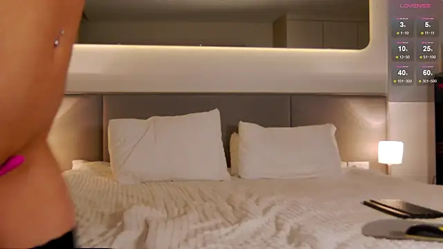 WOW-PeaCH-Girl online show from 09.10.25