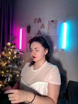 Snapshot of HoneySweetBee chatting on 12.19.25 HoneySweetBee online show from 12.19.25