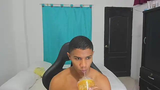 Snapshot of corzoethan chatting on 09.28.25 corzoethan online show from 09.28.25