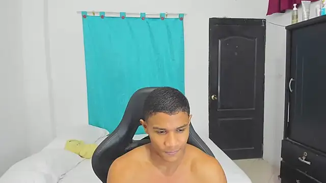 Snapshot of corzoethan chatting on 10.01.25 corzoethan online show from 10.01.25