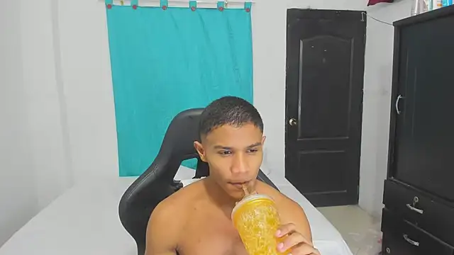 Snapshot of corzoethan chatting on 10.07.25 corzoethan online show from 10.07.25