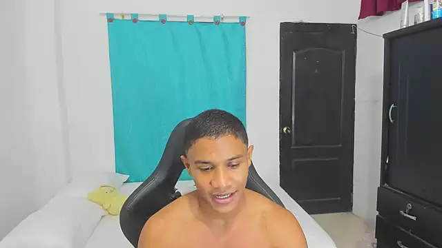 Snapshot of corzoethan chatting on 10.08.25 corzoethan online show from 10.08.25