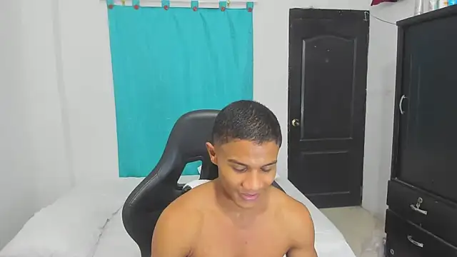 Snapshot of corzoethan chatting on 10.08.25 corzoethan online show from 10.08.25