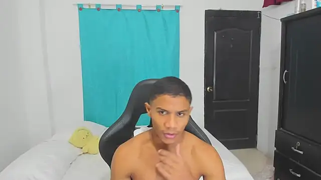 Snapshot of corzoethan chatting on 10.11.25 corzoethan online show from 10.11.25