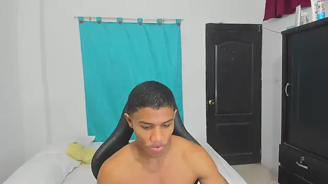 Snapshot of corzoethan chatting on 10.12.25 corzoethan online show from 10.12.25