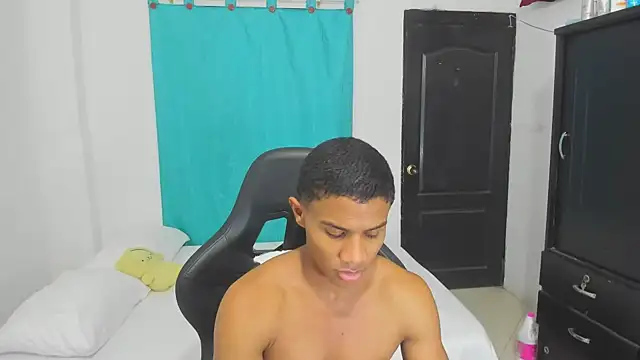 Snapshot of corzoethan chatting on 10.13.25 corzoethan online show from 10.13.25