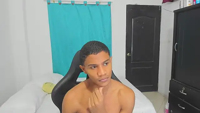 Snapshot of corzoethan chatting on 10.19.25 corzoethan online show from 10.19.25