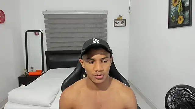 Snapshot of corzoethan chatting on 11.16.25 corzoethan online show from 11.16.25