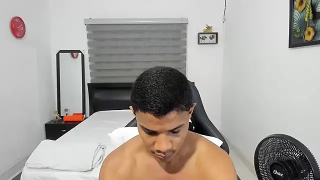 Snapshot of corzoethan chatting on 12.01.25 corzoethan online show from 12.01.25