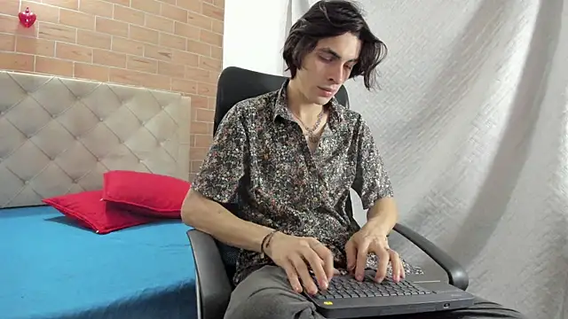 Snapshot of MIKE_HUNTER7 chatting on 02.05.25 MIKE HUNTER7 online show from 02.05.25