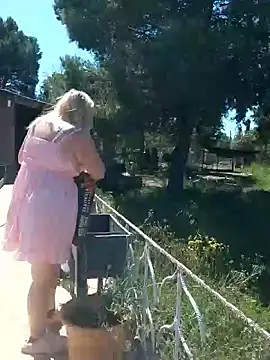 BecciDeluxe online show from 04.17.26