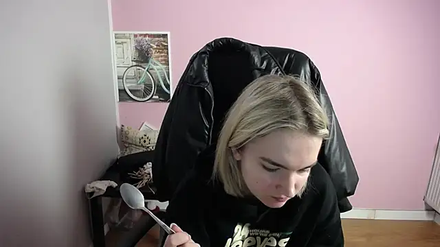 Snapshot of viktoria_lovely chatting on 04.10.26 viktoria lovely online show from 04.10.26