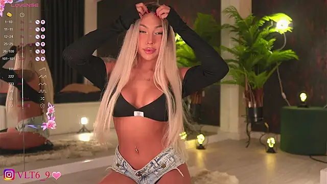 Snapshot of violettabunny03 chatting on 11.20.25 violettabunny03 online show from 11.20.25