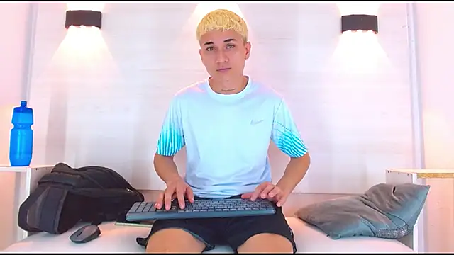 Snapshot of jeic_18 chatting on 09.26.25 jeic 18 online show from 09.26.25