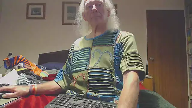 Snapshot of WaverlyKernow chatting on 02.11.26 WaverlyKernow online show from 02.11.26