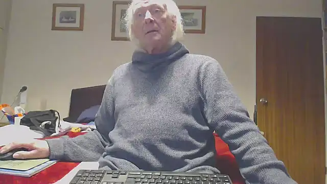 Snapshot of WaverlyKernow chatting on 02.19.26 WaverlyKernow online show from 02.19.26