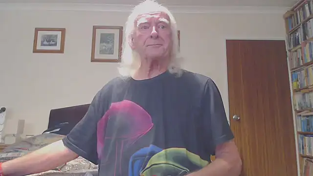 Snapshot of WaverlyKernow chatting on 02.28.26 WaverlyKernow online show from 02.28.26