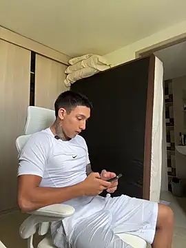 Snapshot of sendfer chatting on 11.04.25 sendfer online show from 11.04.25