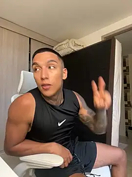 Snapshot of sendfer chatting on 11.14.25 sendfer online show from 11.14.25