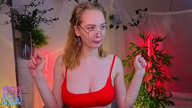 Snapshot of SoniaScott chatting on 10.21.25 SoniaScott online show from 10.21.25