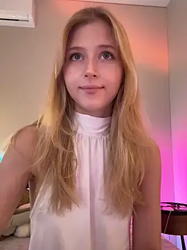 Snapshot of LunaRase chatting on 05.17.26 LunaRase online show from 05.17.26